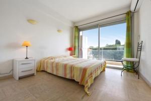 Posteľ alebo postele v izbe v ubytovaní 90m Near Beach With Sea View 2 Terraces!