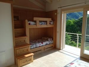 um quarto com 2 beliches e uma varanda em Locazione turistica - B&B- Cocodè em Miane