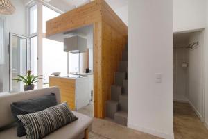 a living room with a couch and a kitchen at Casa Vermelha ii in Faro