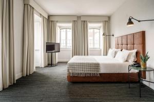 ein Hotelzimmer mit einem Bett und einem Flachbild-TV in der Unterkunft Monte Real - Hotel, Termas & Spa in Monte Real