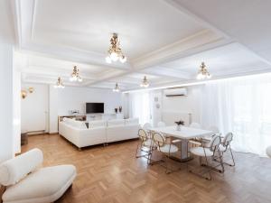A television and/or entertainment centre at Luxury 3BR Apartment in the Heart of the City
