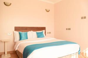 Postel nebo postele na pokoji v ubytování RAVIC HOMES NAKURU