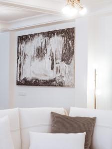 A seating area at Luxury 3BR Apartment in the Heart of the City
