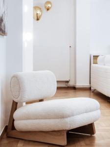 A bed or beds in a room at Luxury 3BR Apartment in the Heart of the City