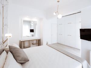 A bed or beds in a room at Luxury 3BR Apartment in the Heart of the City