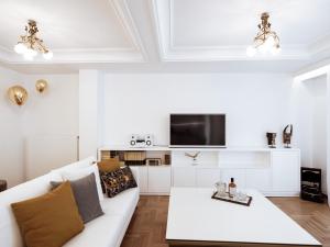 A television and/or entertainment centre at Luxury 3BR Apartment in the Heart of the City