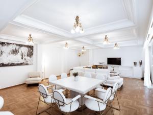A television and/or entertainment centre at Luxury 3BR Apartment in the Heart of the City