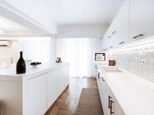 A kitchen or kitchenette at Luxury 3BR Apartment in the Heart of the City