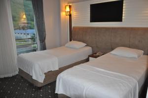Llit o llits en una habitació de Jolnar garden hotel
