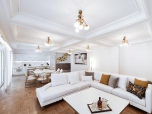 A seating area at Luxury 3BR Apartment in the Heart of the City