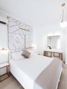 A bed or beds in a room at Luxury 3BR Apartment in the Heart of the City