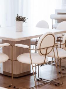 A seating area at Luxury 3BR Apartment in the Heart of the City