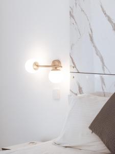 A bed or beds in a room at Luxury 3BR Apartment in the Heart of the City