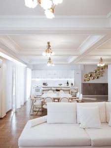 A seating area at Luxury 3BR Apartment in the Heart of the City
