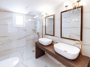 A bathroom at Luxury 3BR Apartment in the Heart of the City