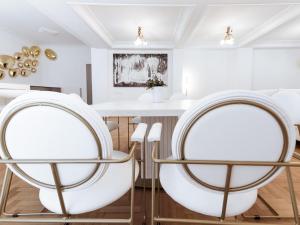 A seating area at Luxury 3BR Apartment in the Heart of the City