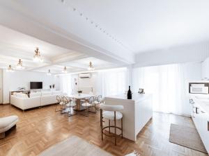 A kitchen or kitchenette at Luxury 3BR Apartment in the Heart of the City
