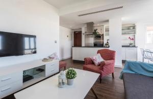 sala de estar con mesa blanca y sala de estar en Ático Avda Cádiz Playa, en Cádiz