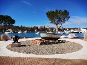 a statue of a boat in the middle of a circle at Apartman studio Dino Klimno in Klimno