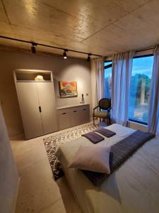 um quarto com uma cama grande e uma janela em Luxury Villas Giardino Lozenetz em Lozenets