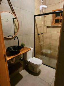 a bathroom with a toilet and a sink and a shower at Refúgio Altos do Campestre - TURISMO RURAL in Urubici