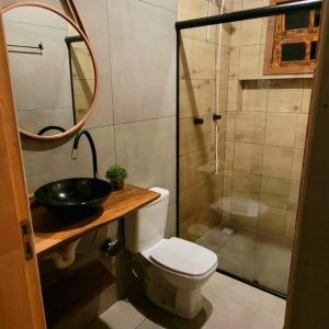 a bathroom with a toilet and a sink and a shower at Refúgio Altos do Campestre - TURISMO RURAL in Urubici