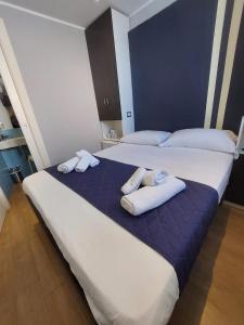 2 Betten in einem Hotelzimmer mit Handtüchern darauf in der Unterkunft La stanza sul Porto di Amalfi camera piccina piccina con bagno privato in Amalfi