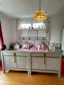 Llit o llits en una habitació de romantische Ferienwohnung Sachsenhof 4