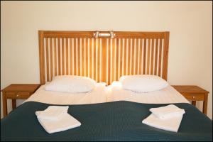 Postel nebo postele na pokoji v ubytování Varbergs GK Västra Hotell