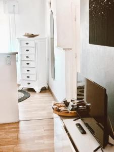 ein Wohnzimmer mit Kommode und Spiegel in der Unterkunft AgriSesto B&B in Fregene + 80 Fotos