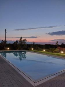una piscina por la noche con vistas en Villa Minerva Family Relais, en Alezio