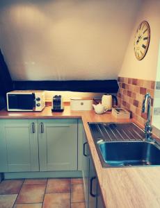 Kuchyň nebo kuchyňský kout v ubytování Penybont Barn