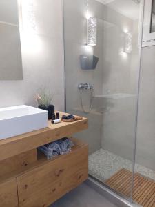 Koupelna v ubytování Khroma Luxury Suite 1 Beach front apartment