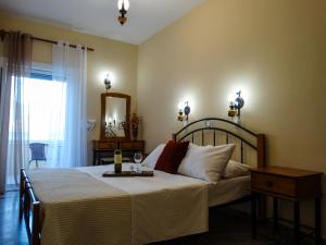 En eller flere senge i et værelse på Elena Apartments
