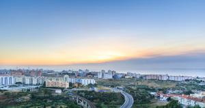 - une vue sur la ville au coucher du soleil dans l'établissement Ramada by Wyndham Lisbon, à Lisbonne