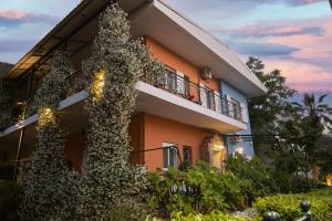 a building with an ivy covered building at Tsertos Apartments in Kamena Vourla