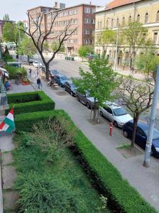 vistas a una calle con coches aparcados en la calle en B30 Apartman en Budapest