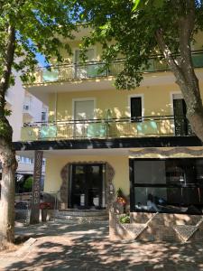 un edificio con balcón en la parte superior en Vinsea Hotel, en Bellaria-Igea Marina