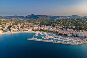 une vue aérienne d'une ville avec un port dans l'établissement appartement vue mer avec place de parking privée, à Sainte-Maxime