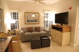 Unit at the Sheraton Broadway Plantation的电视和/或娱乐中心