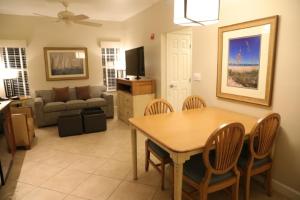Unit at the Sheraton Broadway Plantation的休息区