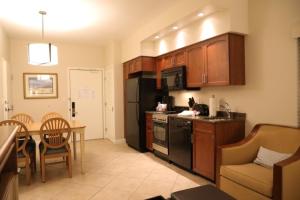 Unit at the Sheraton Broadway Plantation的厨房或小厨房