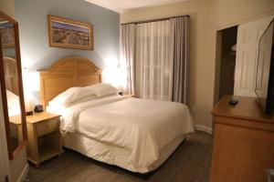 Unit at the Sheraton Broadway Plantation客房内的一张或多张床位