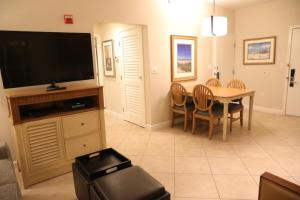 Unit at the Sheraton Broadway Plantation的电视和/或娱乐中心