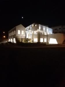 Una casa de noche con las luces encendidas en 5ª Vigia, en Porto de Mós