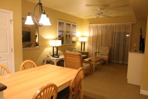 Unit at the Sheraton Broadway Plantation的电视和/或娱乐中心