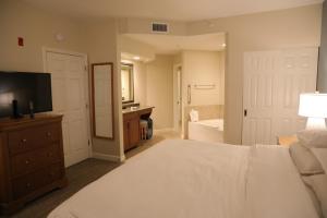 Unit at the Sheraton Broadway Plantation客房内的一张或多张床位