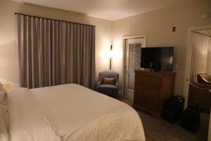 Unit at the Sheraton Broadway Plantation的电视和/或娱乐中心