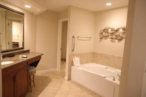 Unit at the Sheraton Broadway Plantation的一间浴室