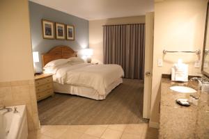 Unit at the Sheraton Broadway Plantation客房内的一张或多张床位
